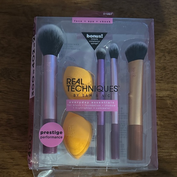 Real Techniques Other - Real Techniques Everyday Essentials Makeup Brush Set